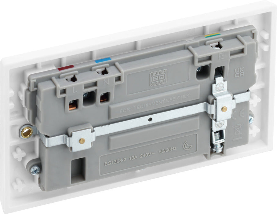 BG 922UAC22 White Square Edge 13A Double Switched Power Socket + USB A+C (22W) - westbasedirect.com
