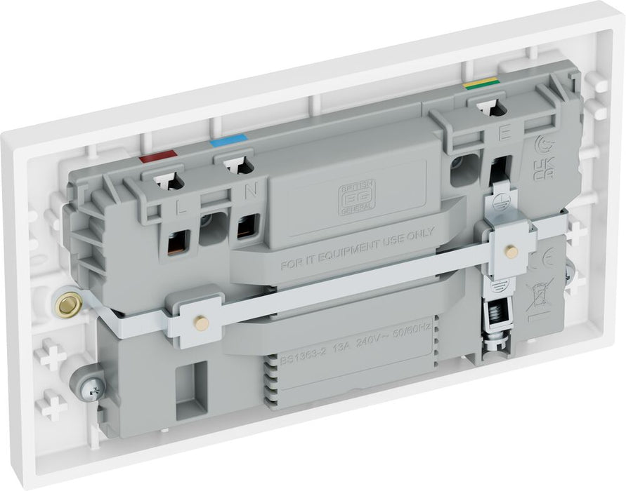 BG 922UCC22 White Square Edge 13A Double Switched Power Socket + 2xUSB-C (22W)