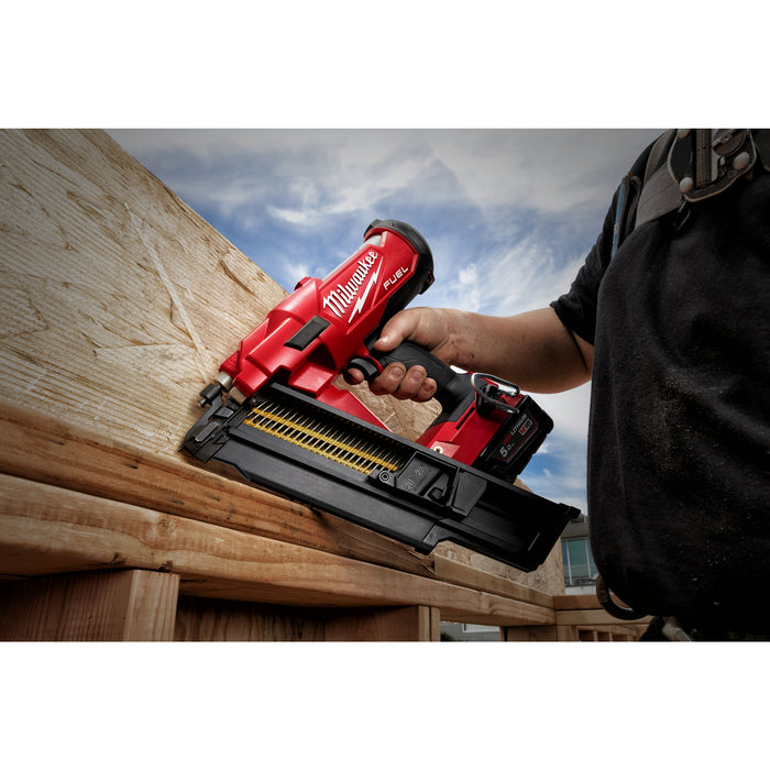 Milwaukee M18FFN21-0C+M18B5 Kit - 18V FUEL Brushless 21 Degree Framing Nailer + M18B5 5.0Ah Li-ion Battery & Case